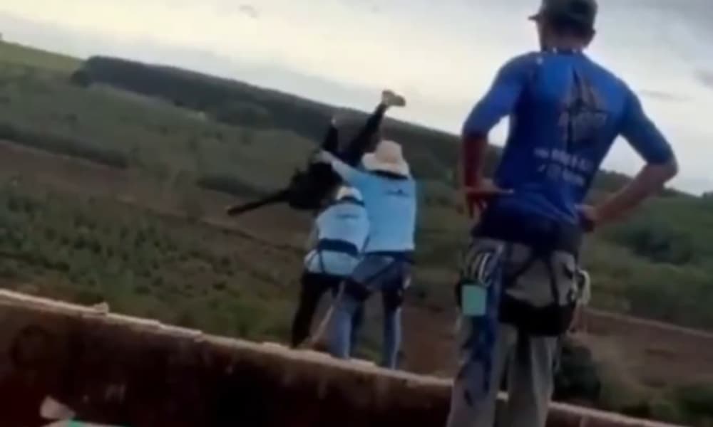 Une jeune femme meurt après avoir été poussée d'un pont sans corde de sécurité lors d'un saut à l'élastique