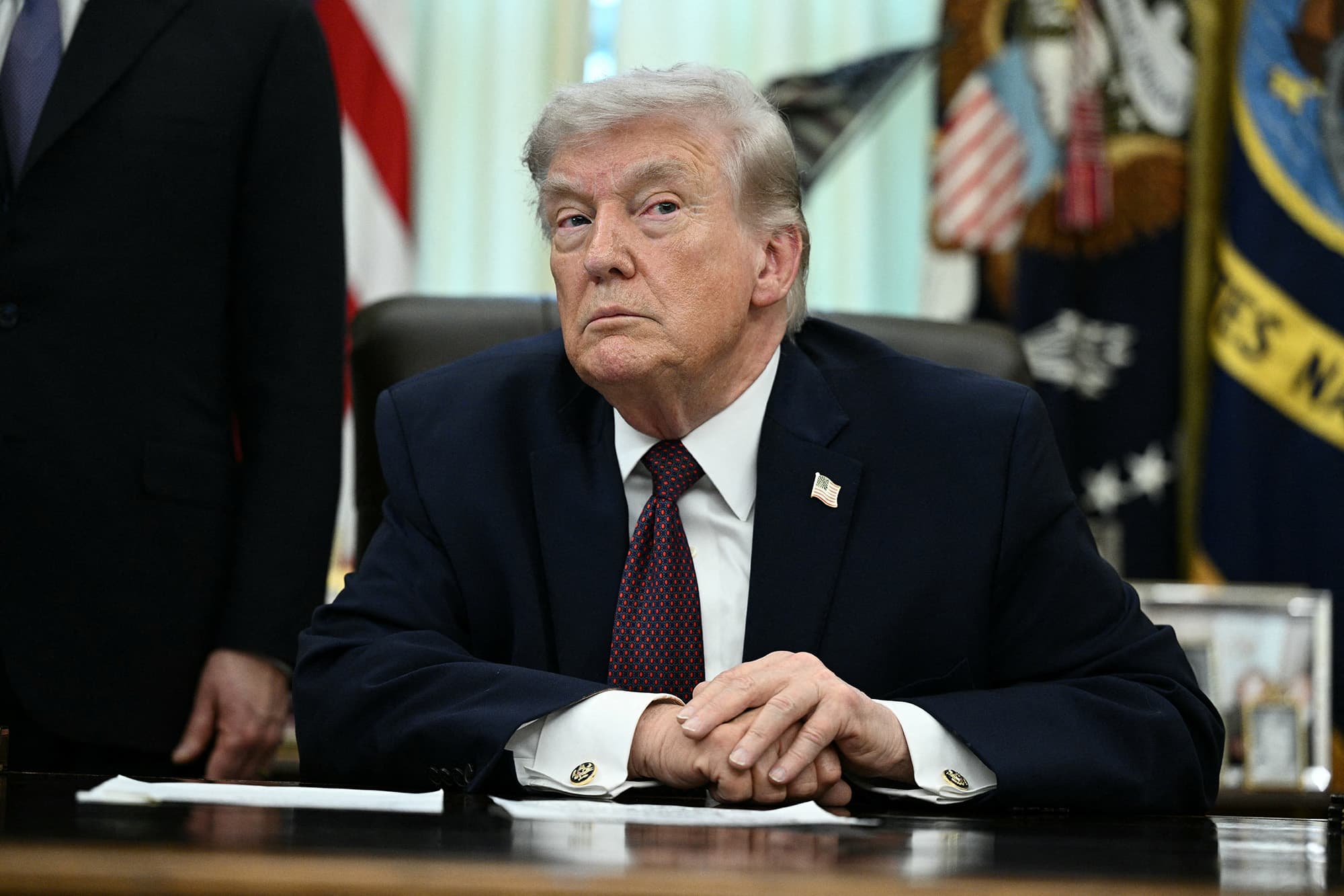 Trump intensifie les menaces contre l'Iran alors que les prix du pétrole grimpent