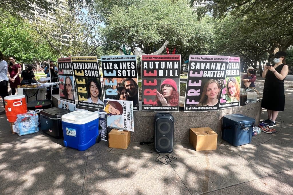 Des manifestants au Texas risquent jusqu'à 100 ans de prison suite à des accusations de « terrorisme »