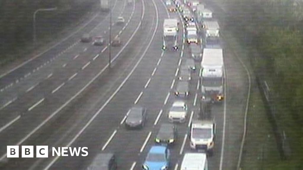 Grave Accident Ferme la M1 dans le Sens Sud Près de l'Aéroport de Luton, Perturbations pour les Conducteurs