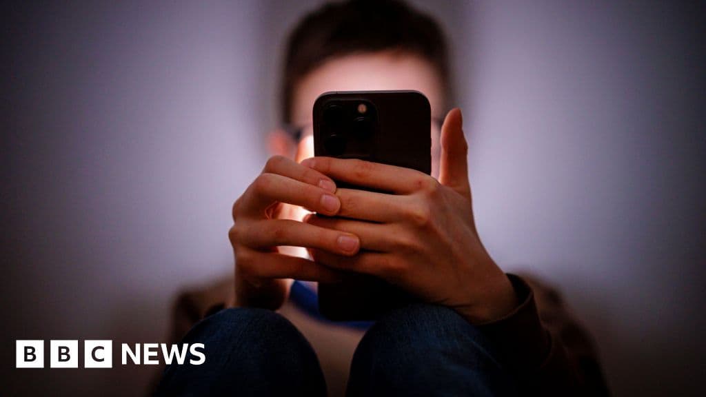 Le gouvernement britannique exige qu'Apple et Google bloquent la nudité enfantine sur les téléphones, sous peine de nouvelles lois