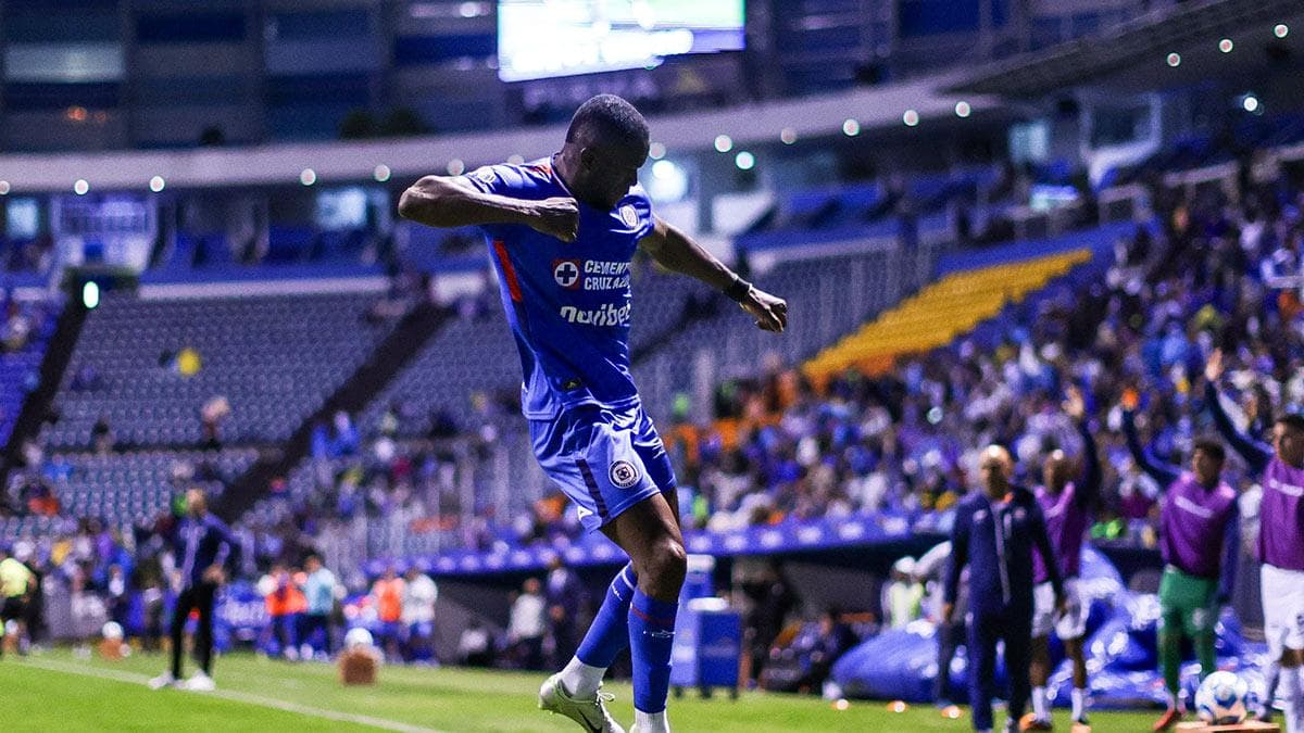 Exárbitro acusa "grave error" en gol de Cruz Azul; pide "capacitación" para árbitros y VAR.