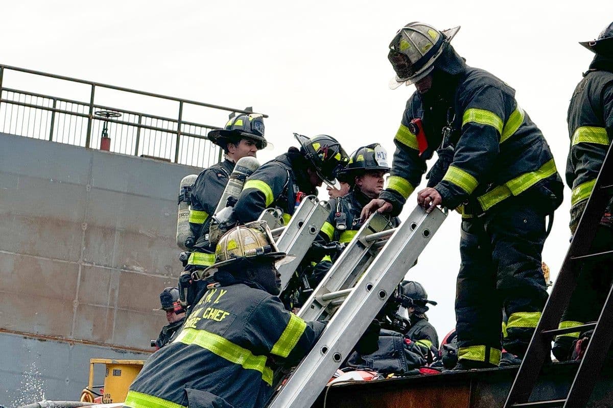 Une explosion mortelle secoue un dock à sec à New York, faisant des dizaines de blessés