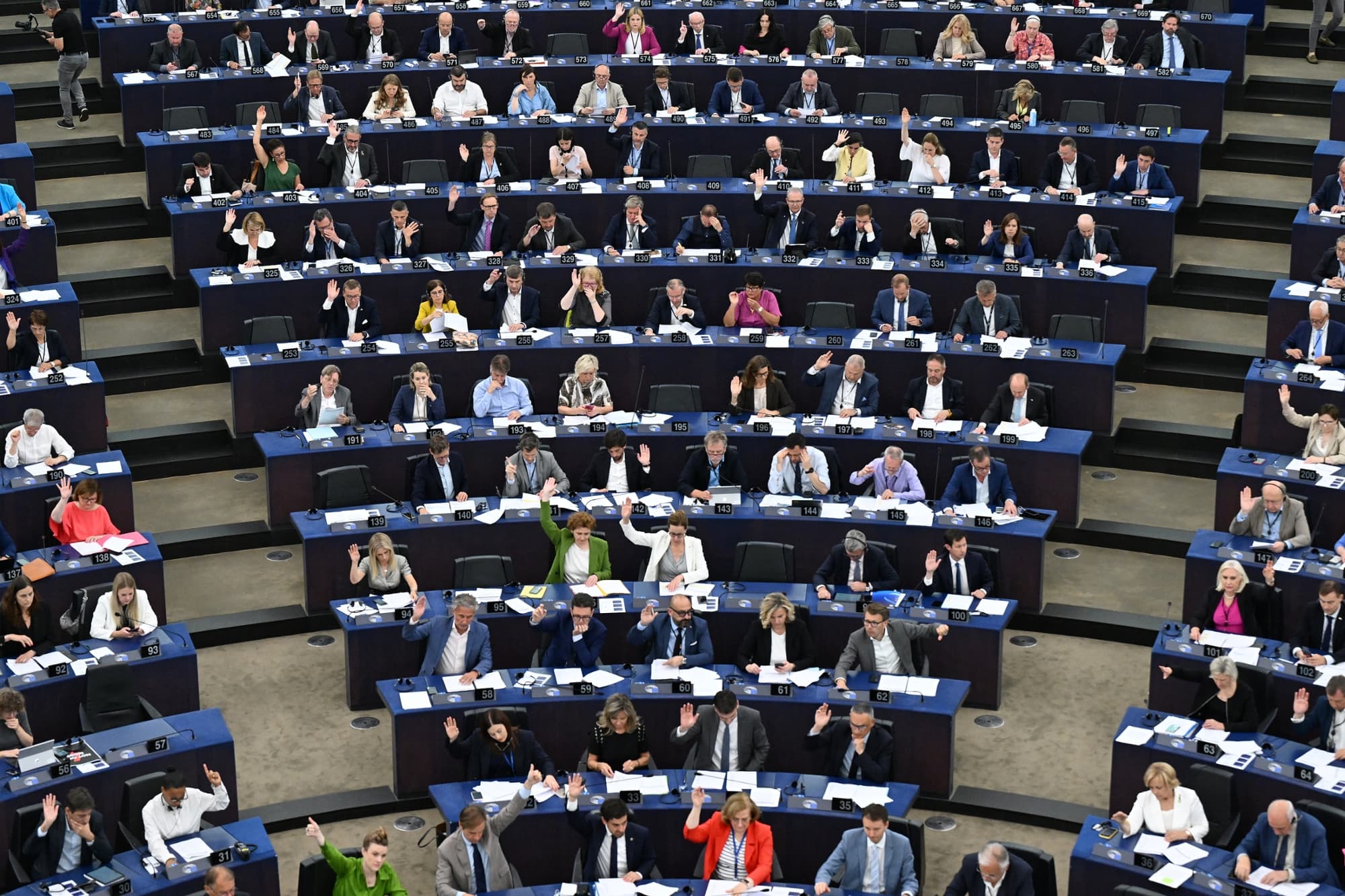 Accord UE-États-Unis: Le Parlement européen suspend la procédure suite à la décision de la Cour suprême sur les droits de douane