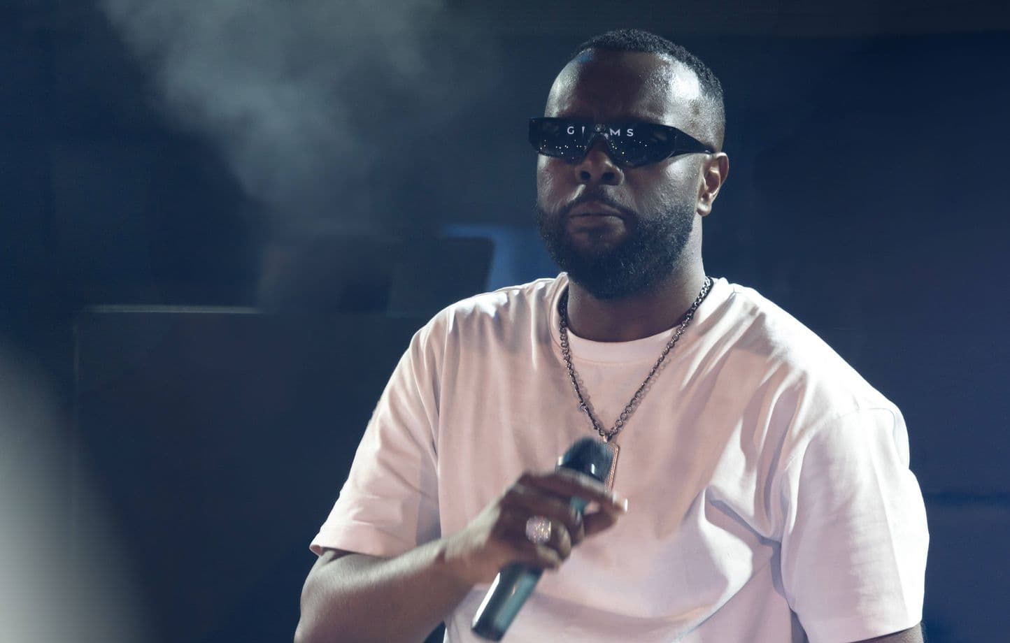 Gims Retourne sur la Scène avec un Nouveau Single Malgré ses Déboires Judiciaires