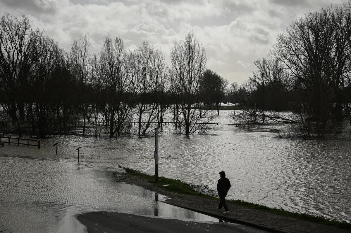 Crues record et généralisées en France: des villages isolés sur la Garonne, la vigilance reste de mise