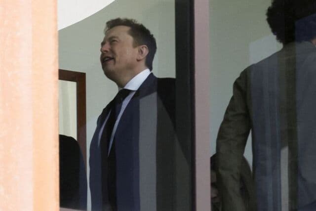 Elon Musk face à OpenAI devant le tribunal : un duel explosif