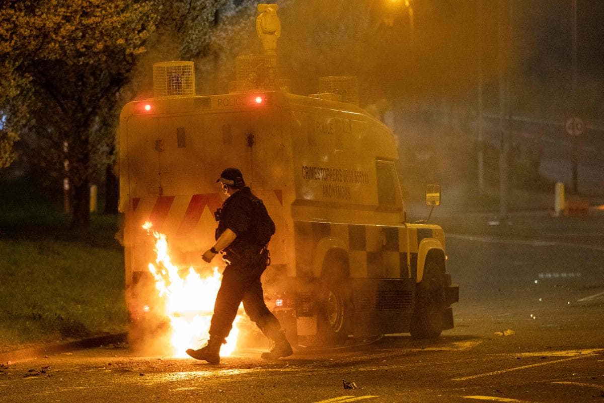 Voiture piégée explose près d'un commissariat à Belfast : aucune victime signalée