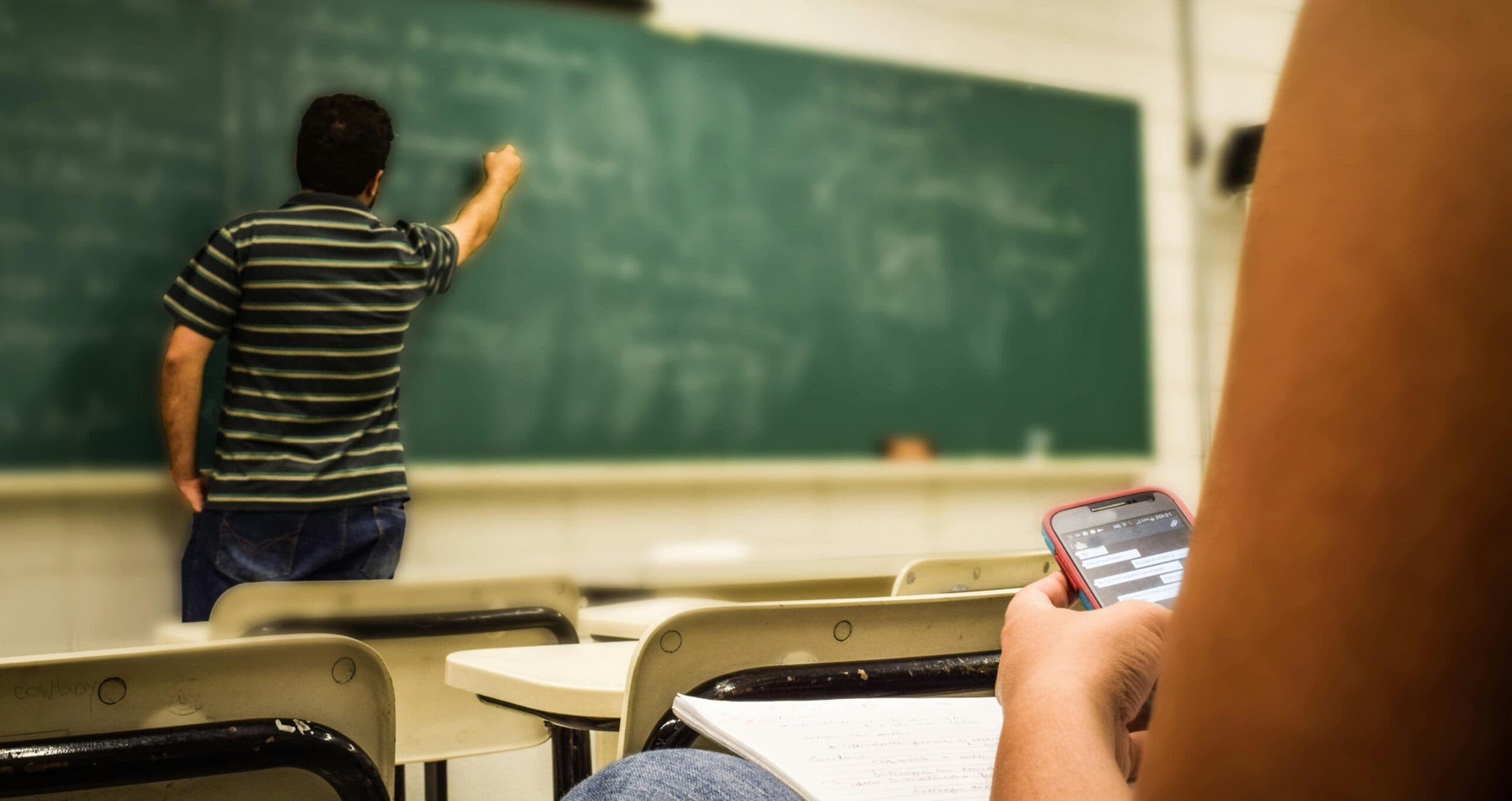La Pologne va interdire les téléphones portables aux élèves de moins de 16 ans dans les écoles cet automne