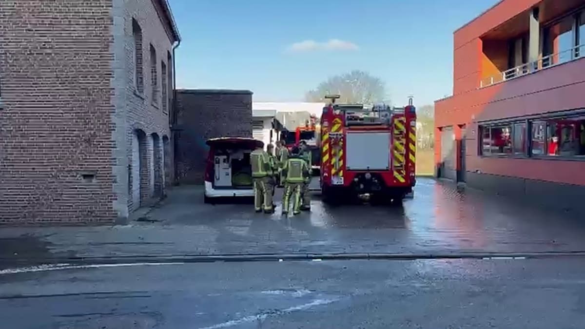 Grote brand in leegstaand pand aan Oostrozebekestraat, vermoedelijk aangestoken door jongeren