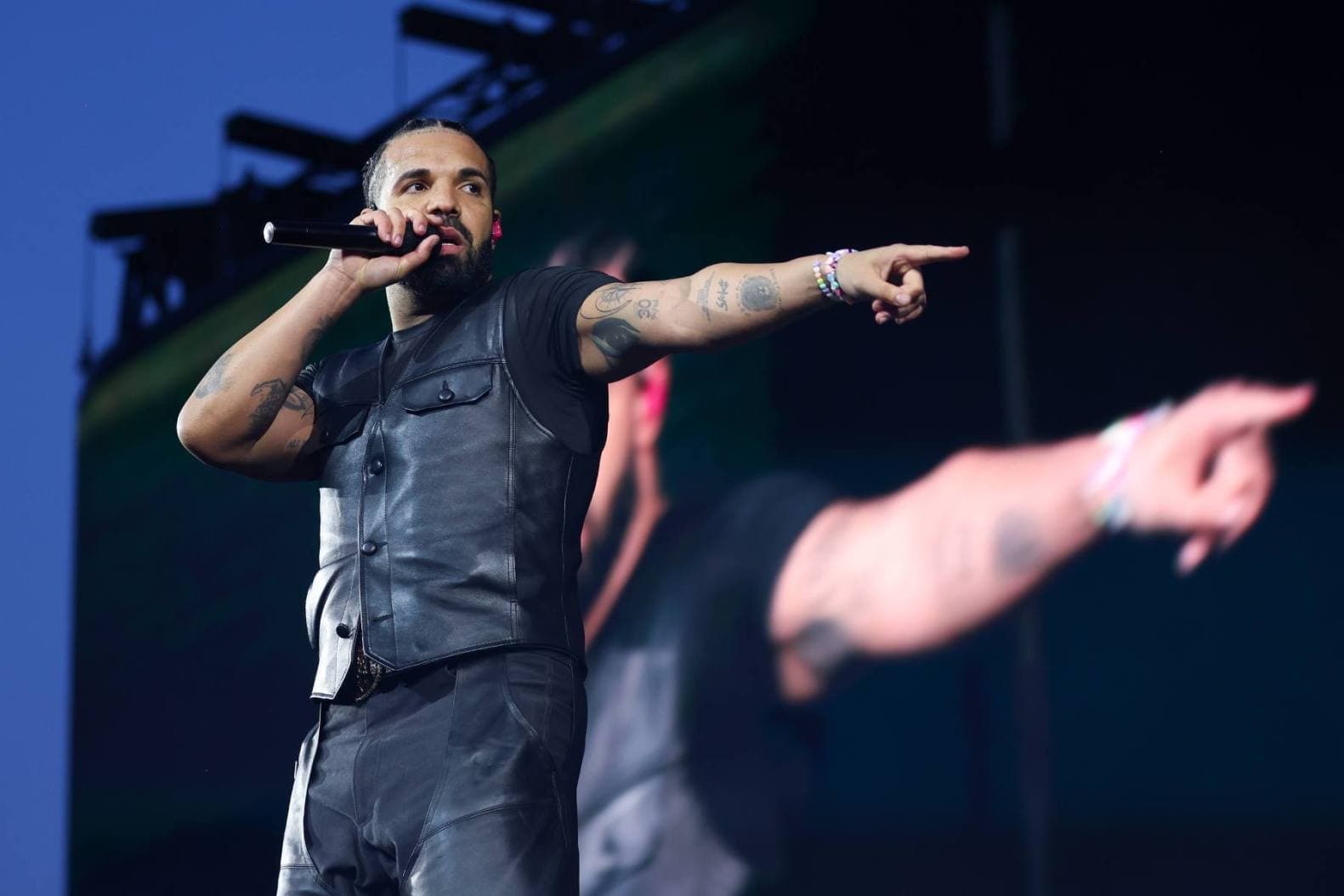 Drake sort trois albums surprises, dont « Iceman », s'attaquant à son conflit avec Kendrick Lamar