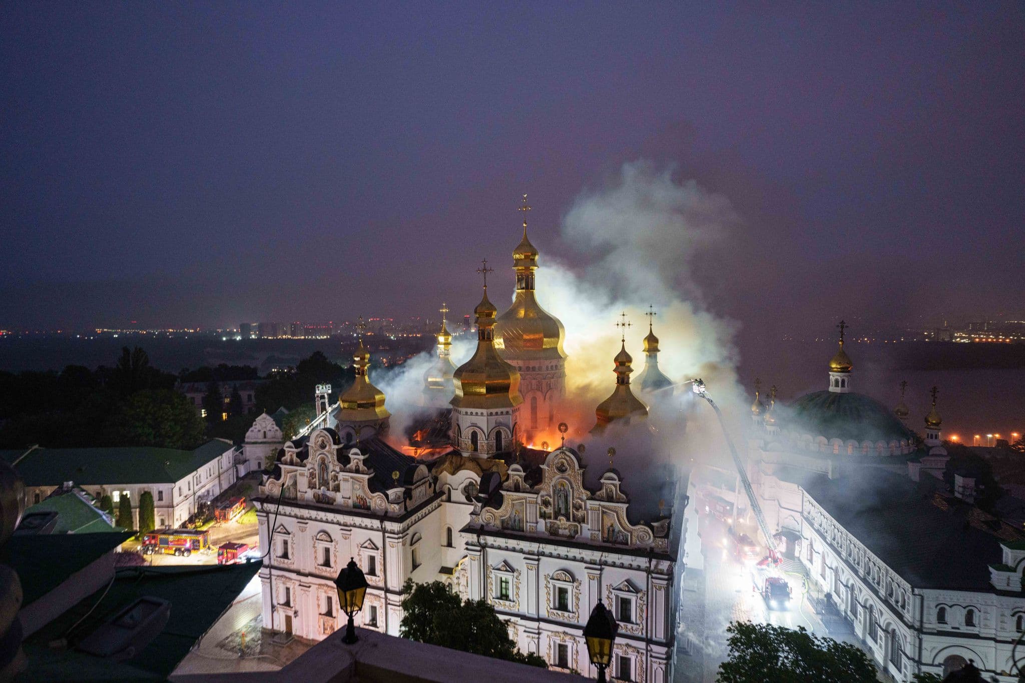 La Russie attaque Kyiv : un incendie se déclare dans un monastère historique, des secouristes sont tués
