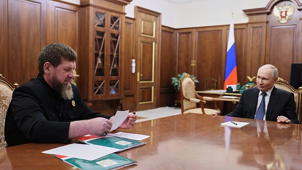 Poutine rencontre Kadyrov alors que l'Ukraine affirme des pertes majeures pour une unité tchétchène