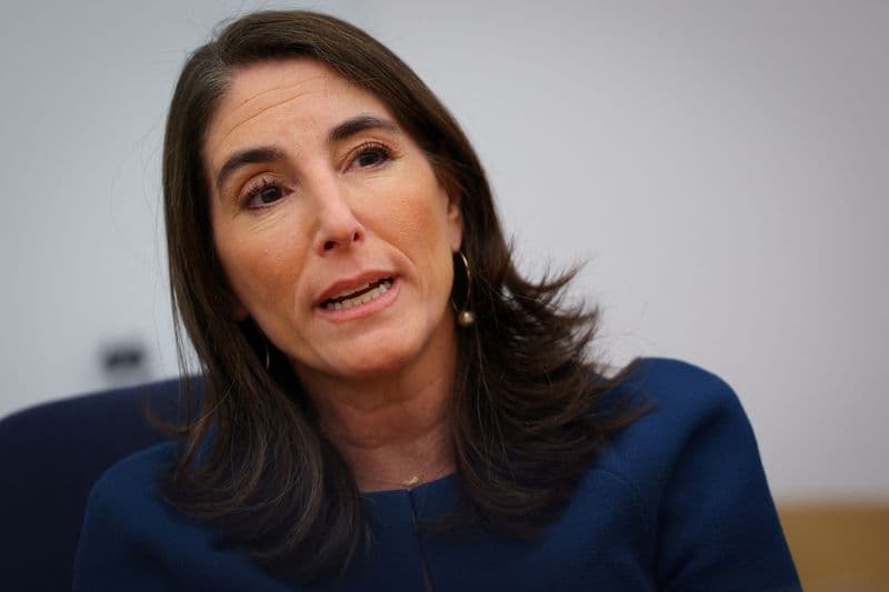 Fed Official Dissents on Easing Bias Amid Inflation Fears