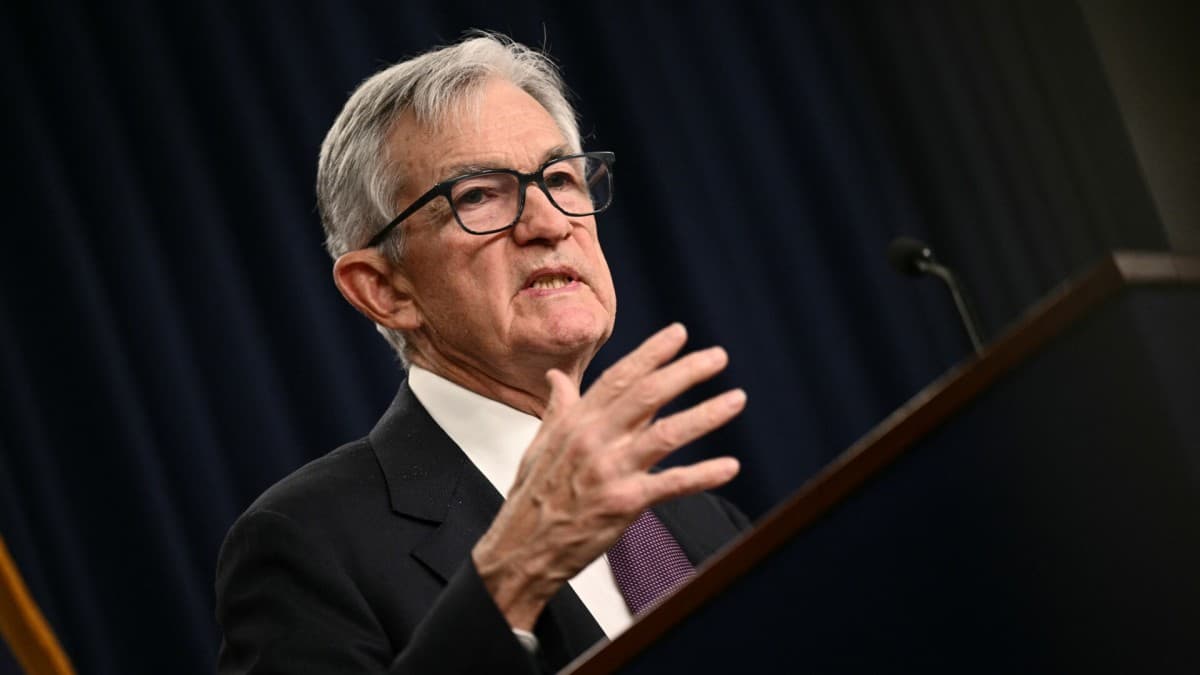 AI Reshapes US Economy: Fed Chair Powell Notes Weak Job Growth Amidst Tech Shifts