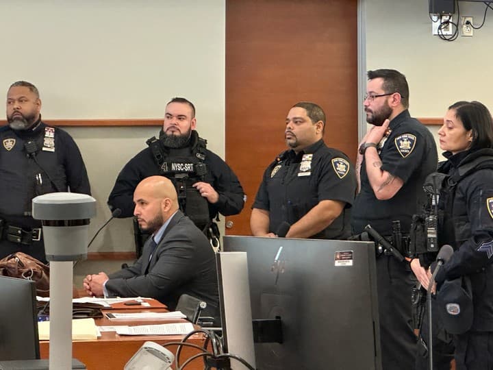 Policía de Nueva York culpable de la muerte de un hombre tras lanzar una nevera