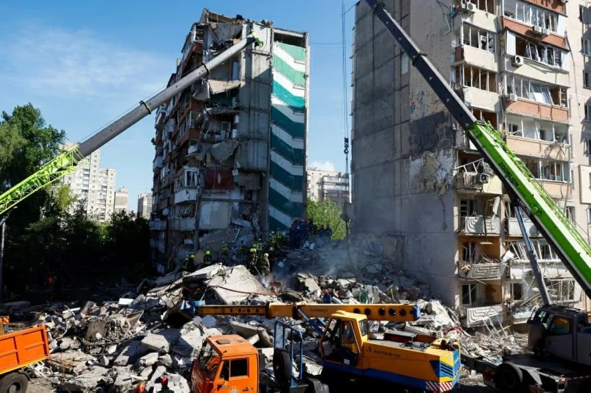 Un barrage massif de drones et de missiles russes frappe Kyiv, faisant des dizaines de morts et détruisant un immeuble d'habitation