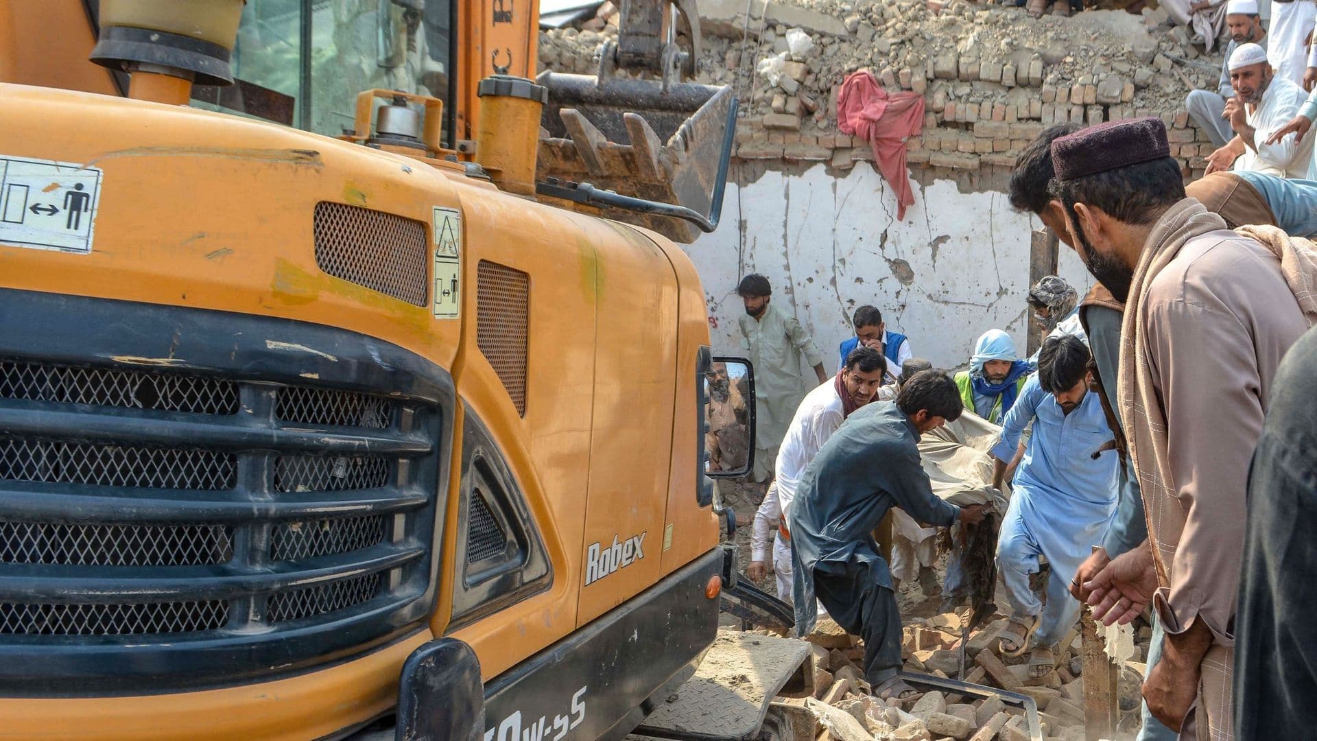 Suicide bomber attacks police checkpoint in Pakistan