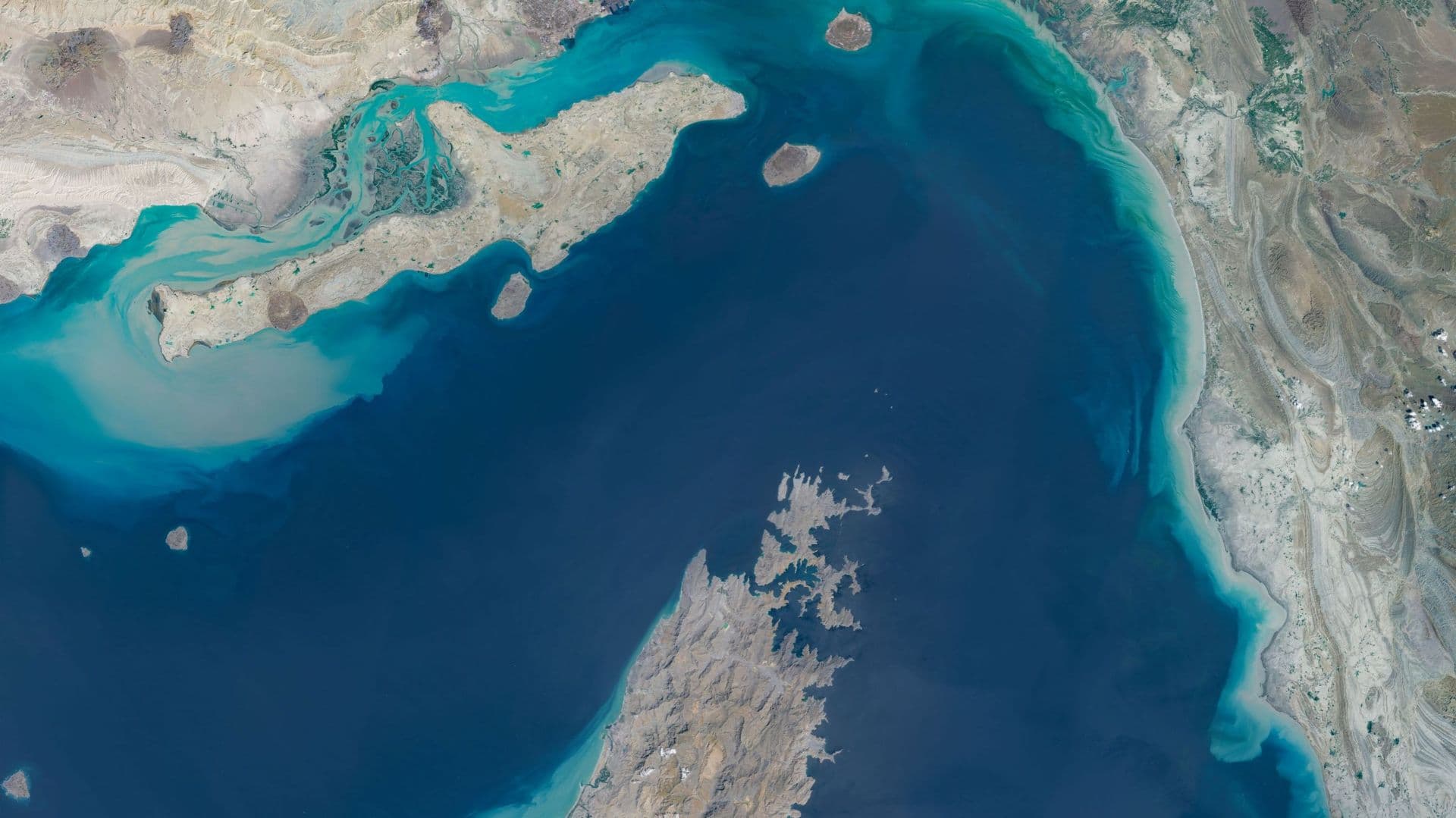 Bateaux iraniens tirent sur un pétrolier dans le détroit d'Ormuz