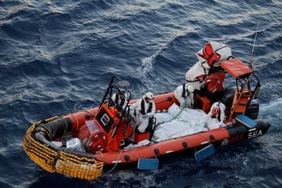 17 corps récupérés et 7 personnes secourues d'un bateau de migrants à la dérive au large de la Libye