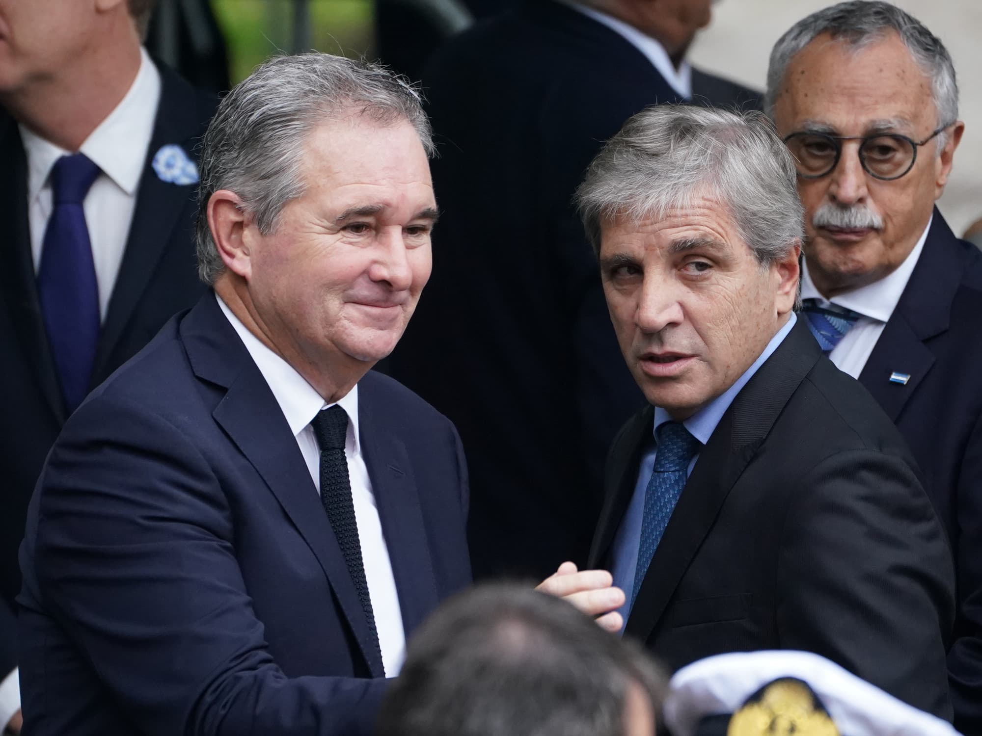 Ministro Caputo defiende la economía y critica al periodismo y a la oposición.