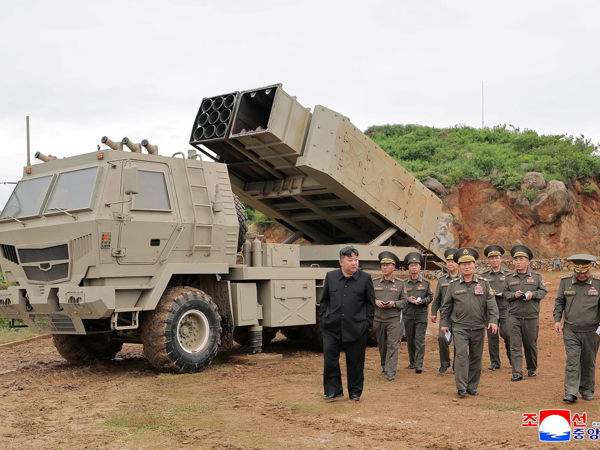 Kim Jong-un supervise un essai de missiles de haute précision dotés d'IA
