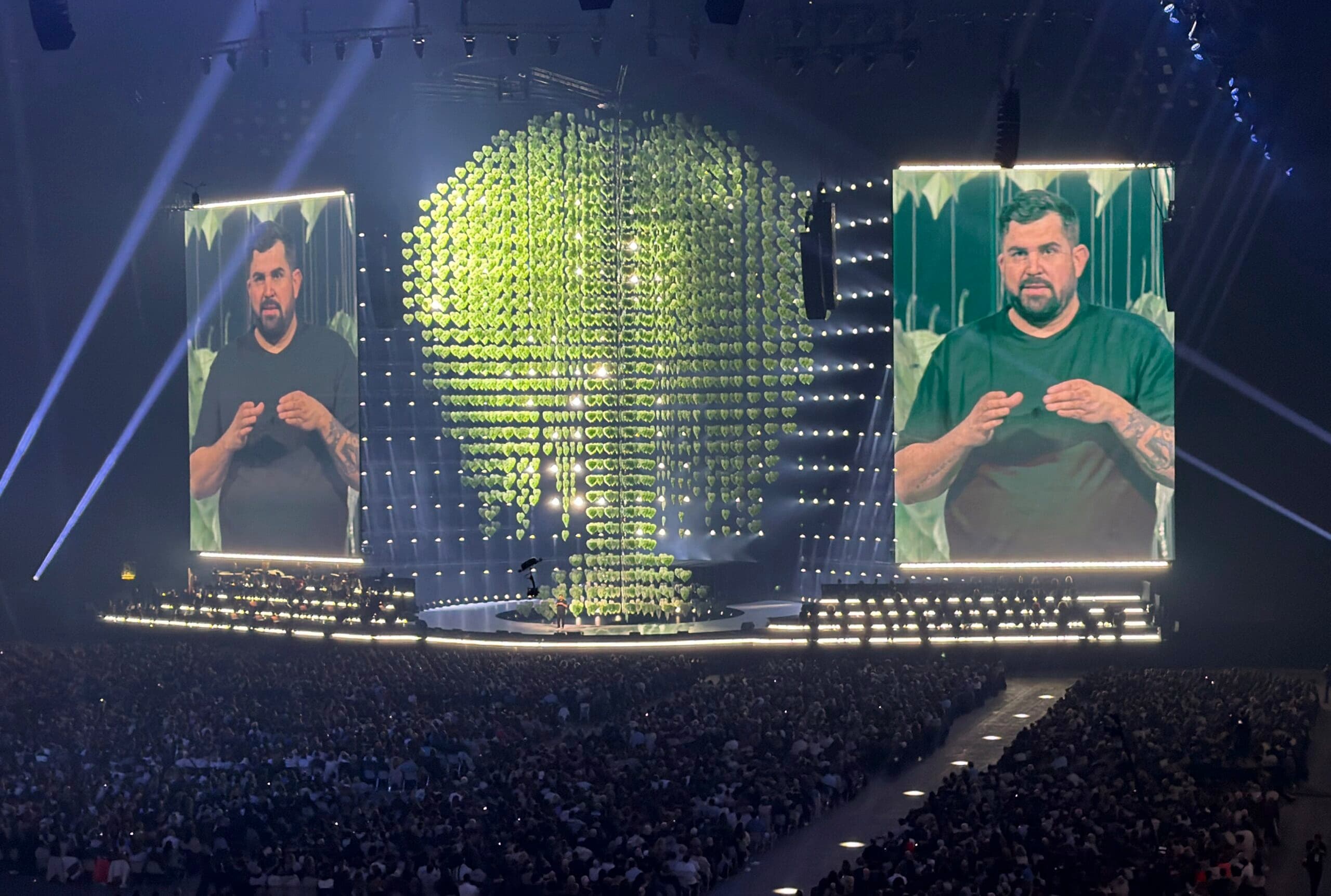 Artus, premier humoriste à remplir Paris La Défense Arena, offre un show XXL