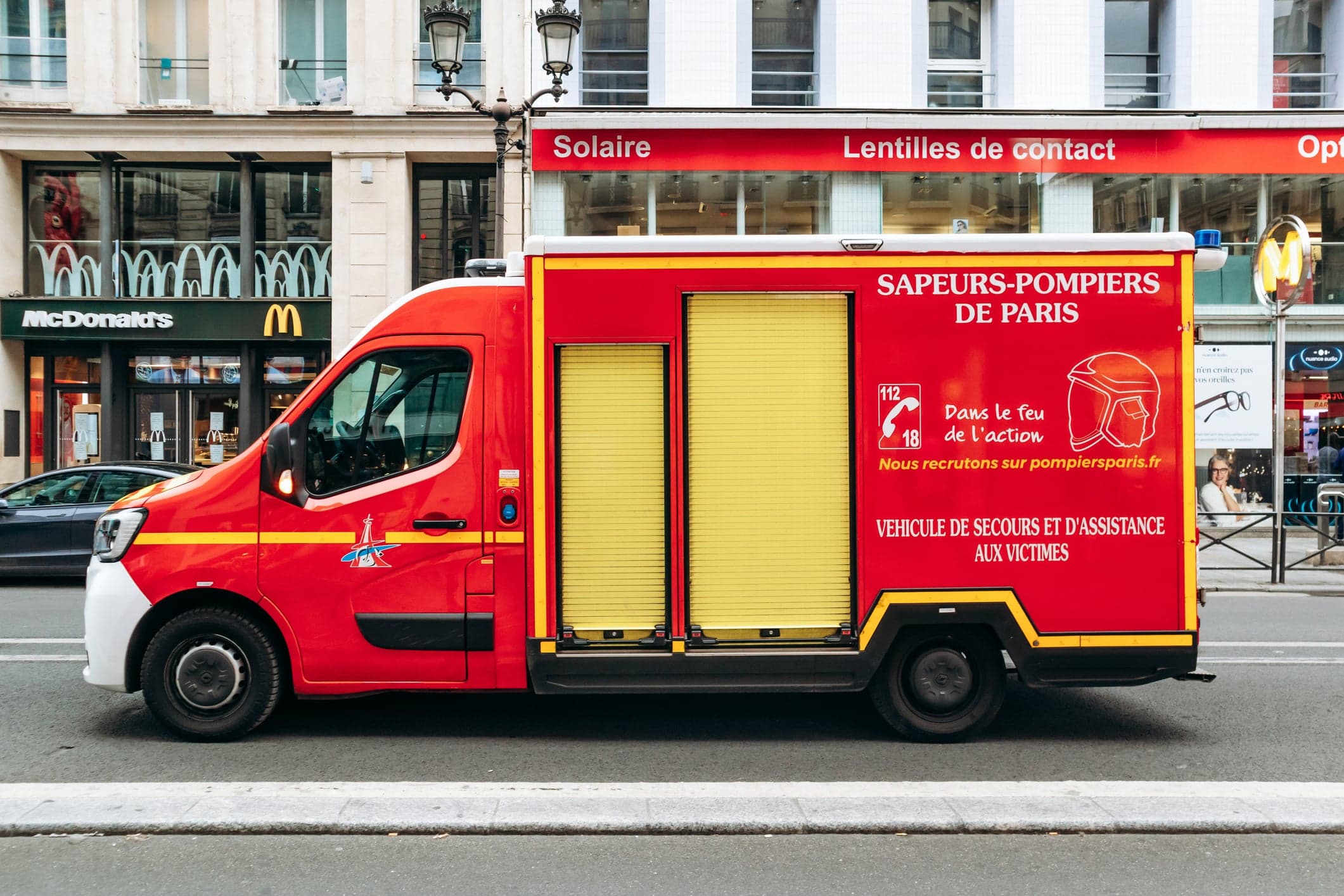 Paris sous le choc : un adolescent tue son frère et agresse sa mère.