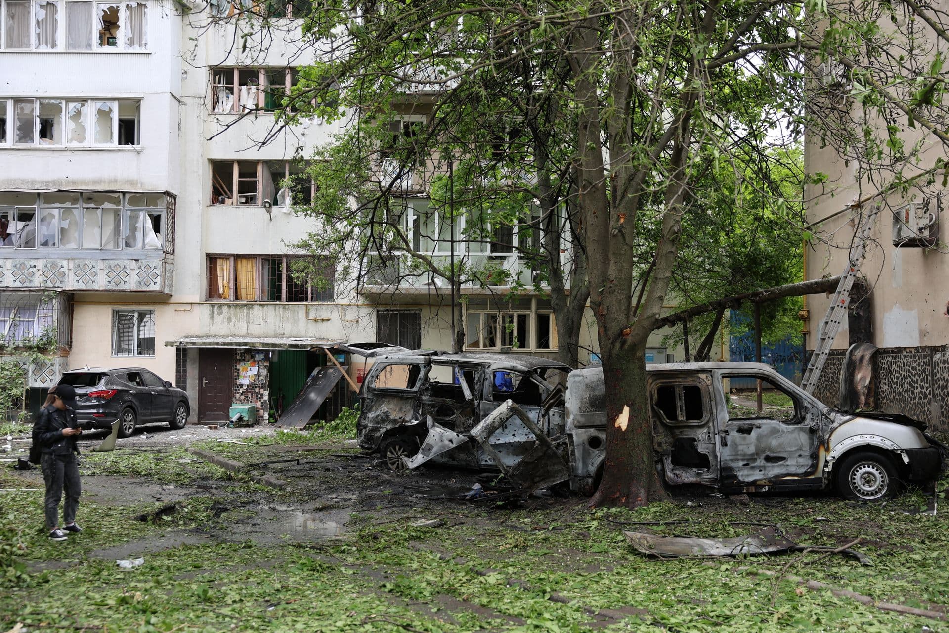 La Russie lance une attaque massive de drones en plein jour à travers l'Ukraine, tuant des civils