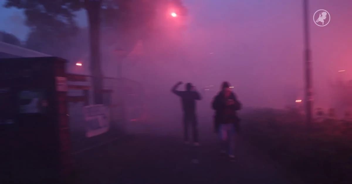 Des manifestants anti-migrants mettent le feu près d'un centre d'accueil aux Pays-Bas