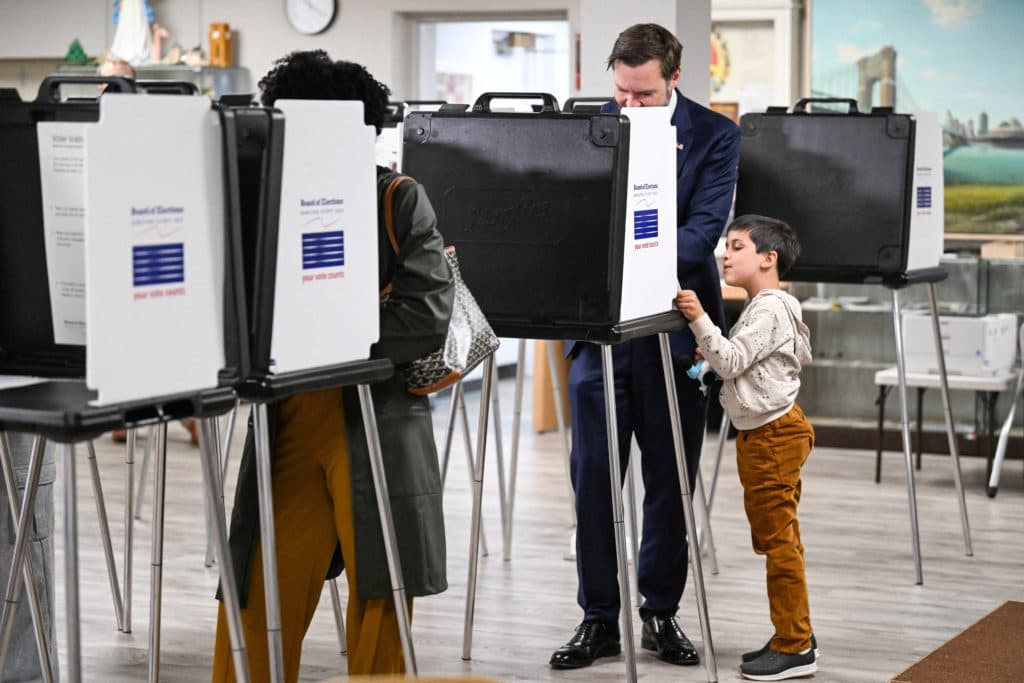 Le parti de Trump mis à l'épreuve alors que les démocrates gagnent du terrain lors de primaires clés dans plusieurs États