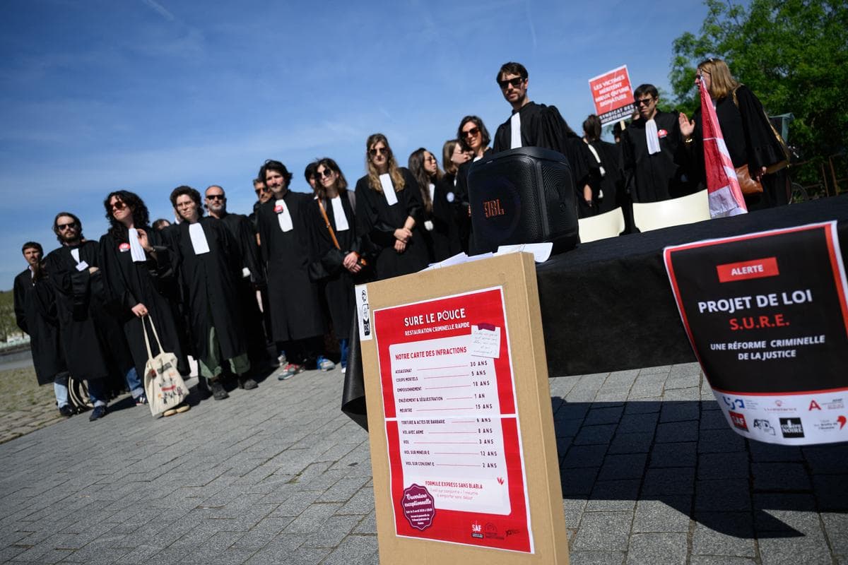 Justice : les avocats manifestent contre le projet de 'plaider-coupable' pour les crimes