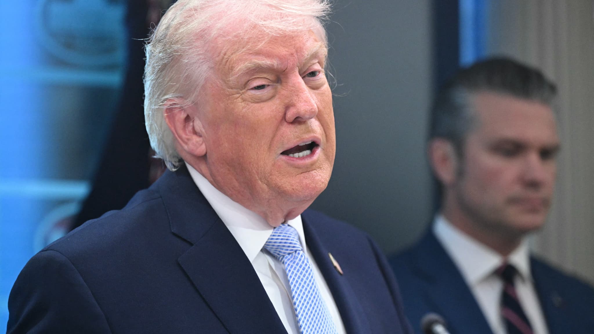 Trump insulte des figures de la droite radicale, les accusant de faible QI et d'opposition à la guerre