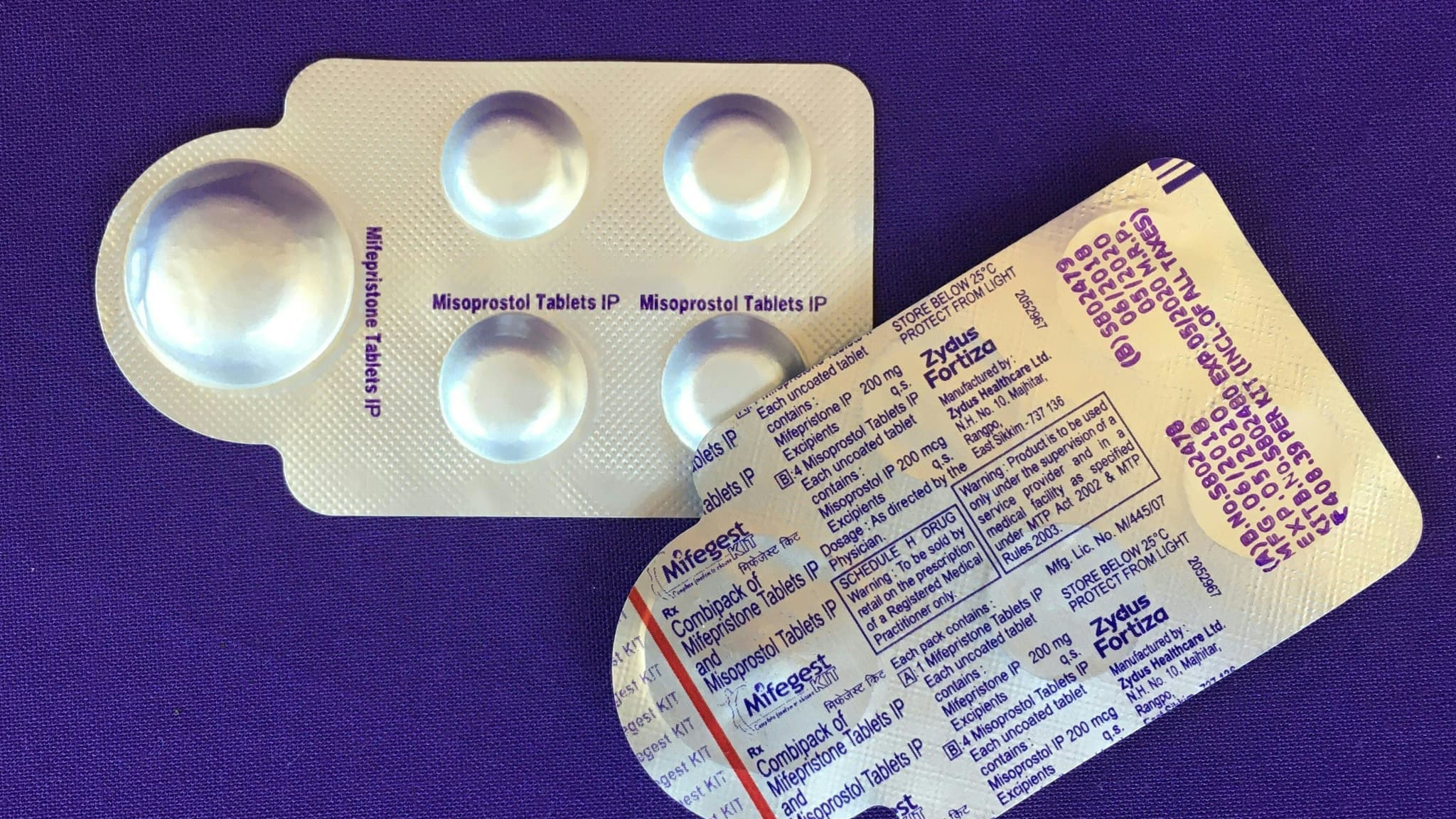 Avortement : la justice américaine restreint l'accès à la pilule abortive par courrier