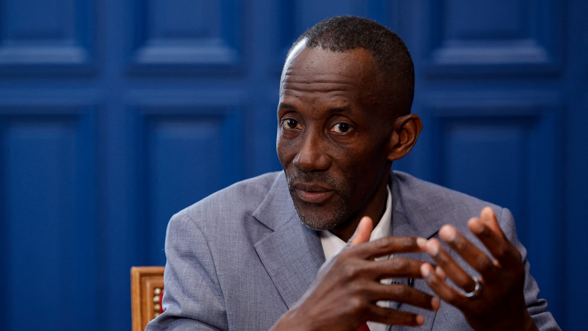Maire de Saint-Denis répond aux propos controversés le qualifiant de « maire malien »