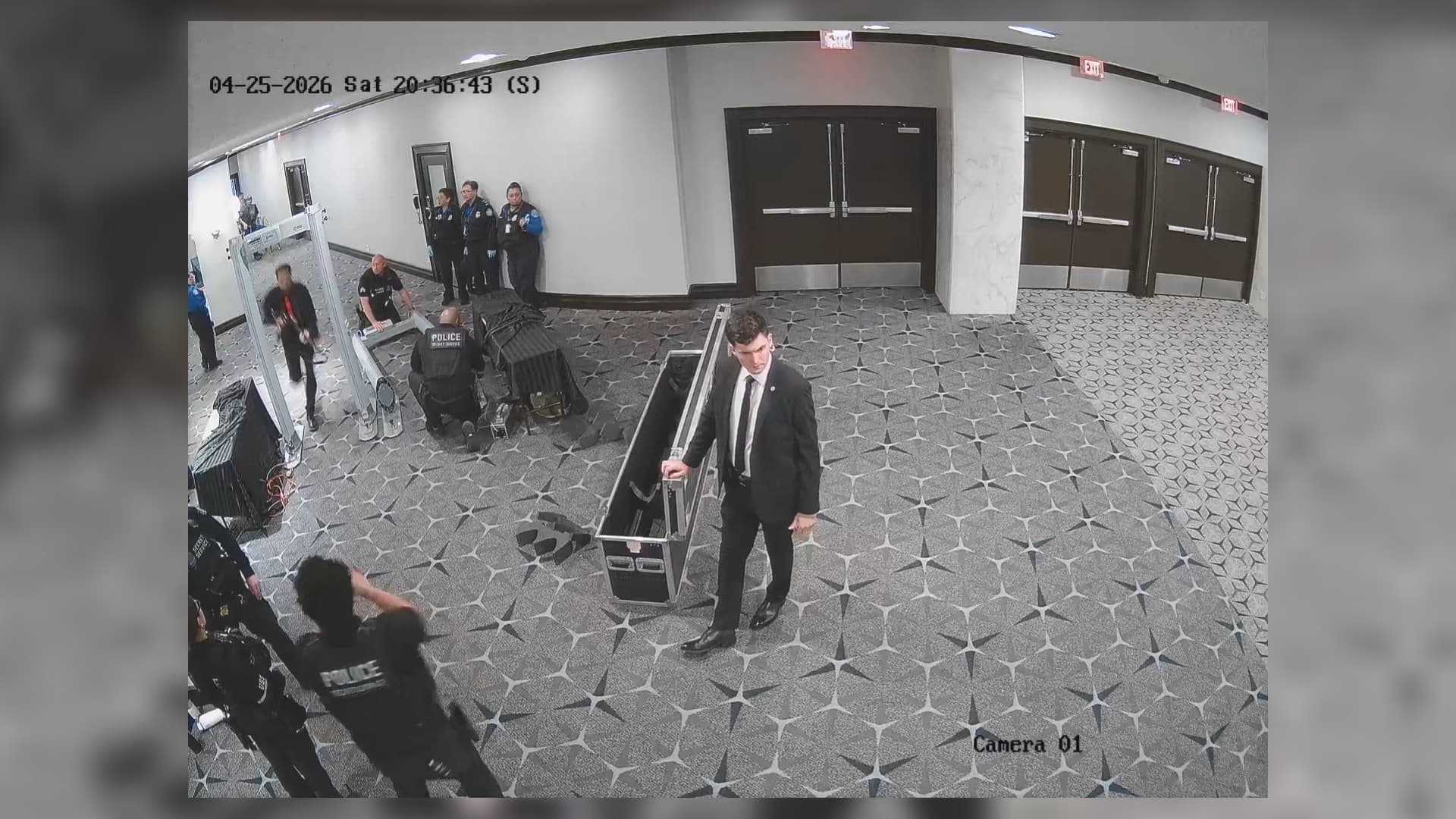 Vidéo : Homme armé se rue sur la sécurité lors d'un gala avec Trump