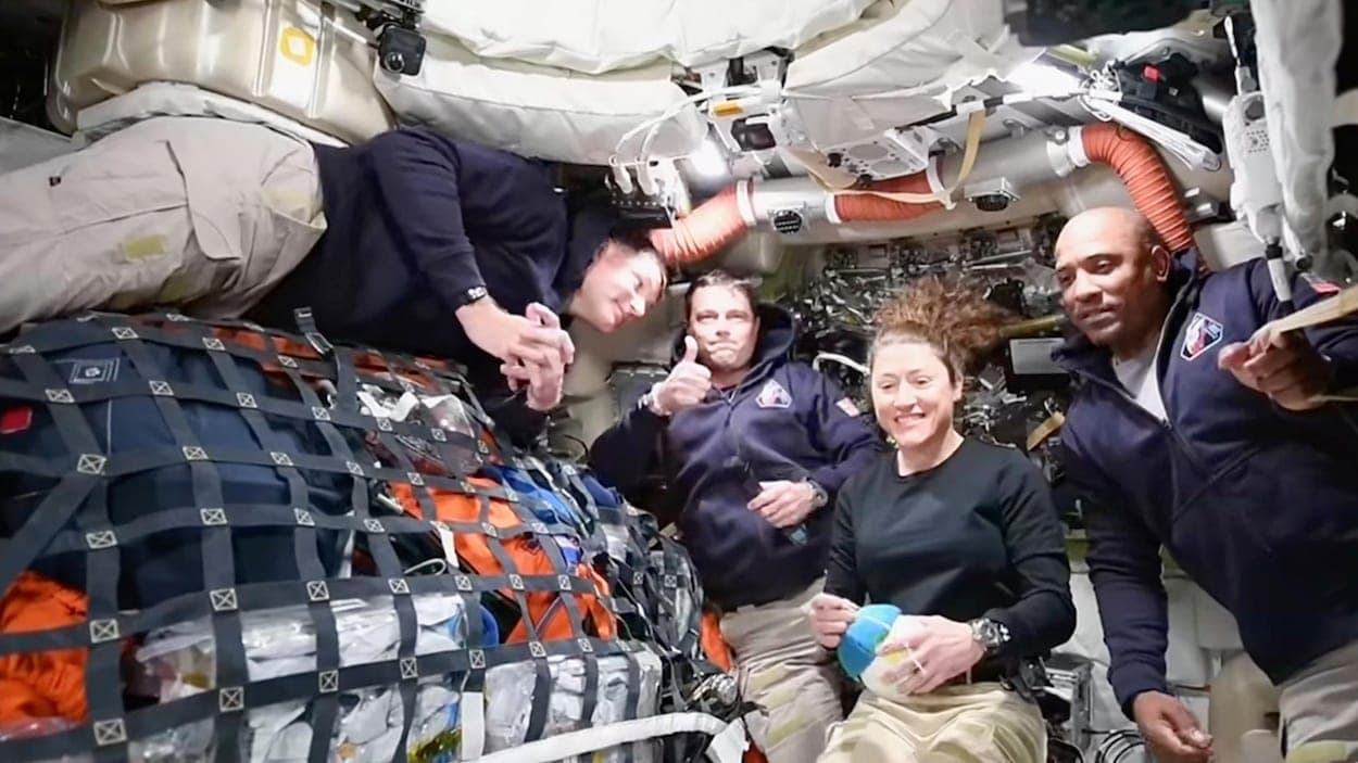 Artemis 2: les astronautes américains et canadiens à mi-chemin de la Lune