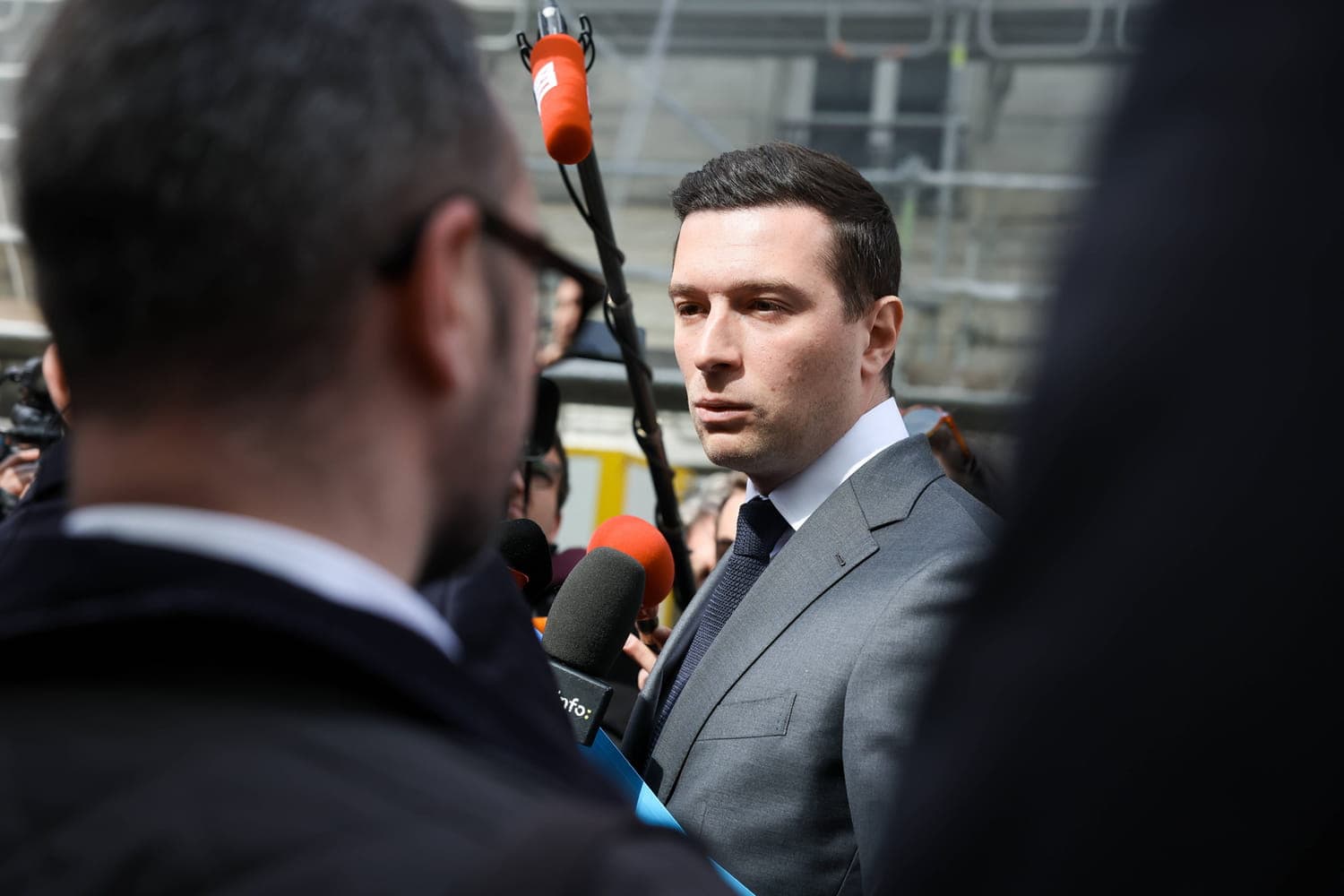Soupçons de fraude : Jordan Bardella et le Rassemblement national visés par une enquête du parquet européen