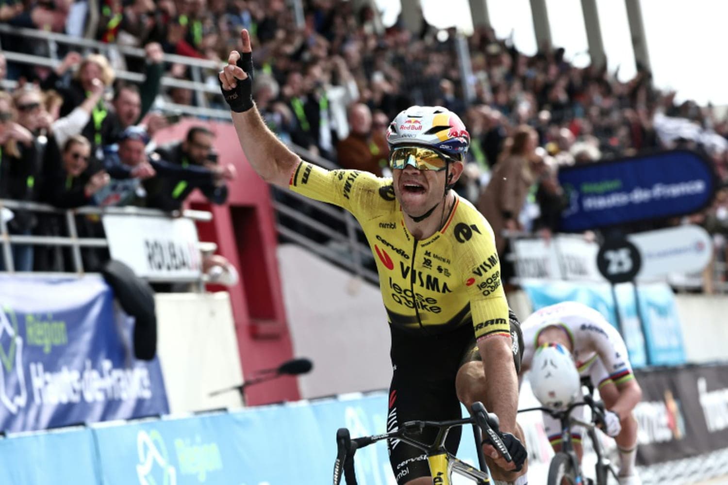 Cyclisme : Wout Van Aert remporte enfin Paris-Roubaix après une course intense