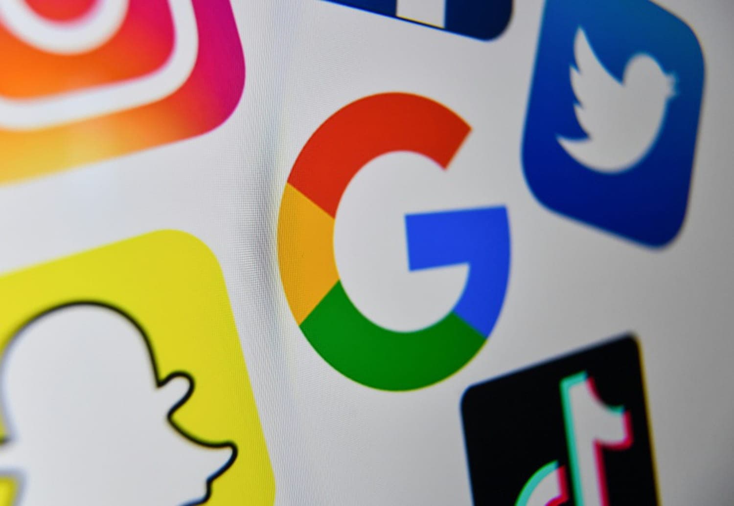 France Debates Banning Social Media for Under-15s Amidst Political Disagreement