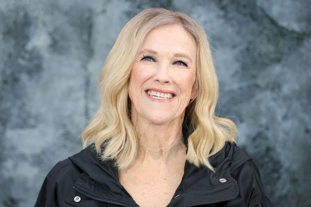 Catherine O'Hara bromea sobre su propia muerte en entrevista