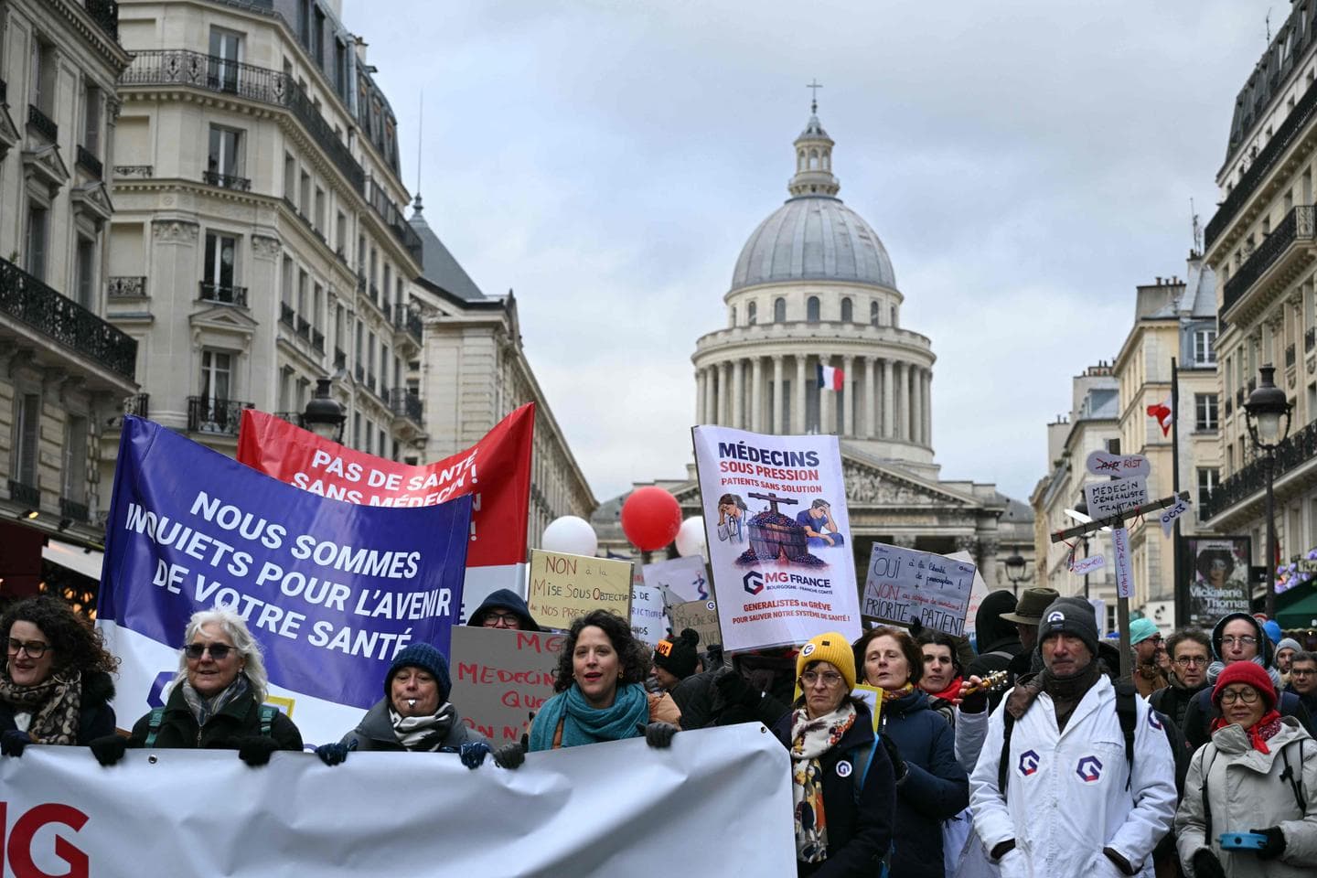 Médecins en grève : mobilisation historique et "exil" à Bruxelles