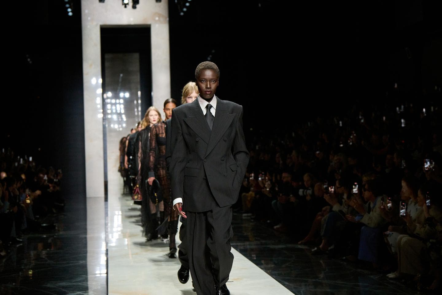 Milan Fashion Week : Demna réinvente Gucci avec un défilé spectaculaire, Kate Moss en clôture