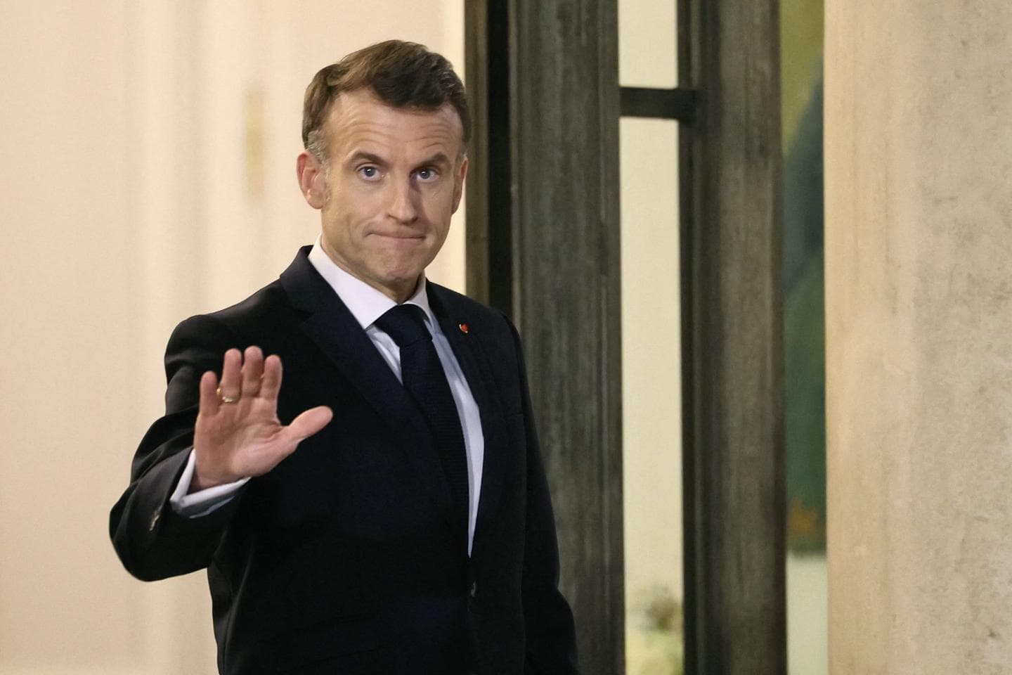 Macron se rend à Chypre pour renforcer la sécurité face aux frappes de drones et déploie des navires dans la Méditerranée.