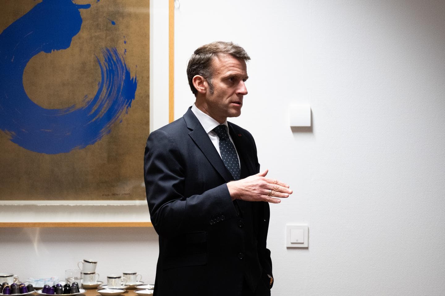 Macron au Japon pour discuter de la crise pétrolière et des tensions avec la Chine
