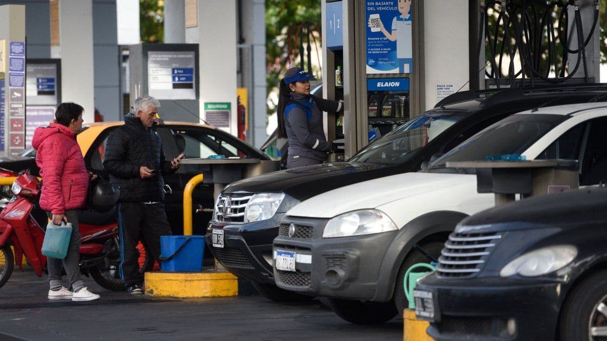 YPF definirá este lunes si aumenta los precios de la nafta tras el fin de la tregua
