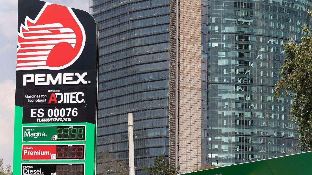 Calificadora S&P rebaja perspectiva de Pemex y CFE por riesgos económicos en México