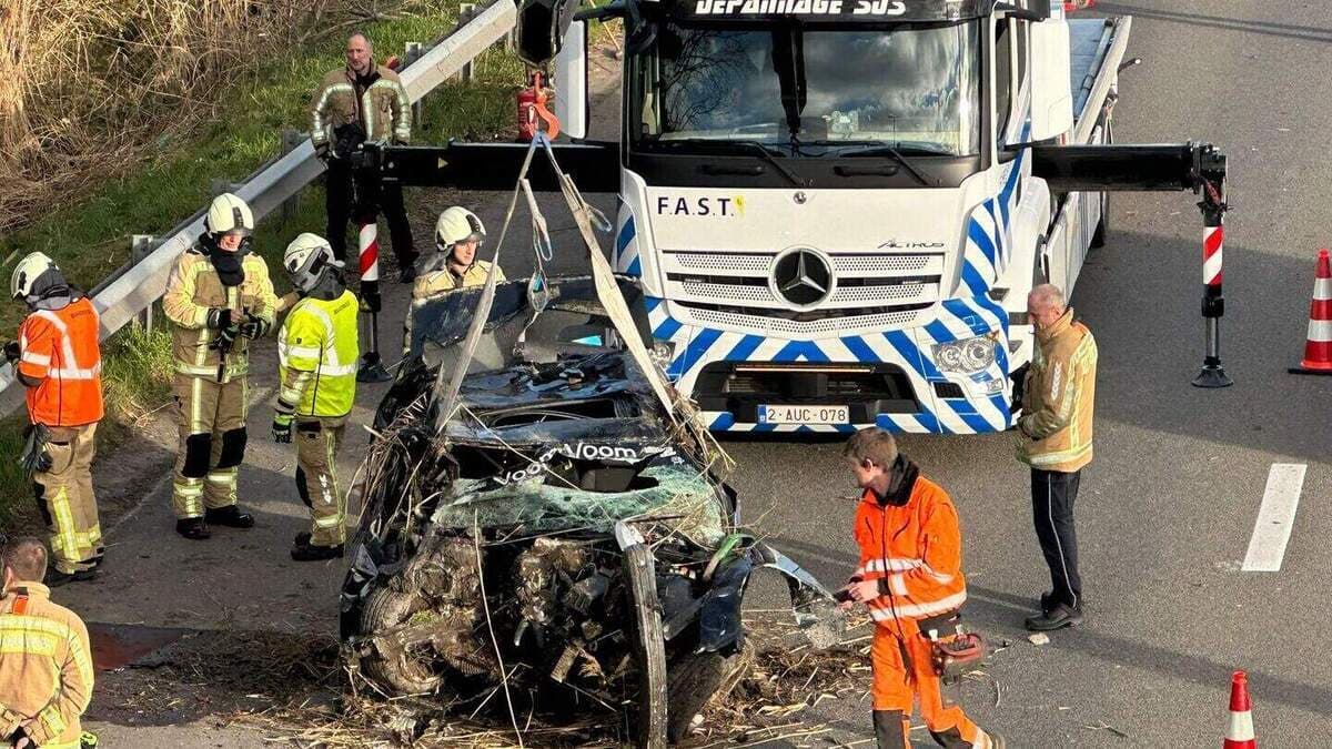 Automobilist en passagier zwaargewond na spectaculair ongeval op autosnelweg bij Oostende