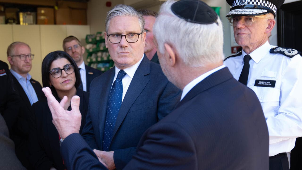 Le Premier ministre britannique hué lors d'une visite suite à une attaque antisémite