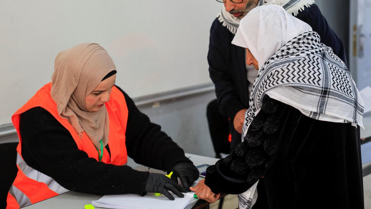 Les Palestiniens votent aux municipales, une lueur d'espoir dans la guerre.